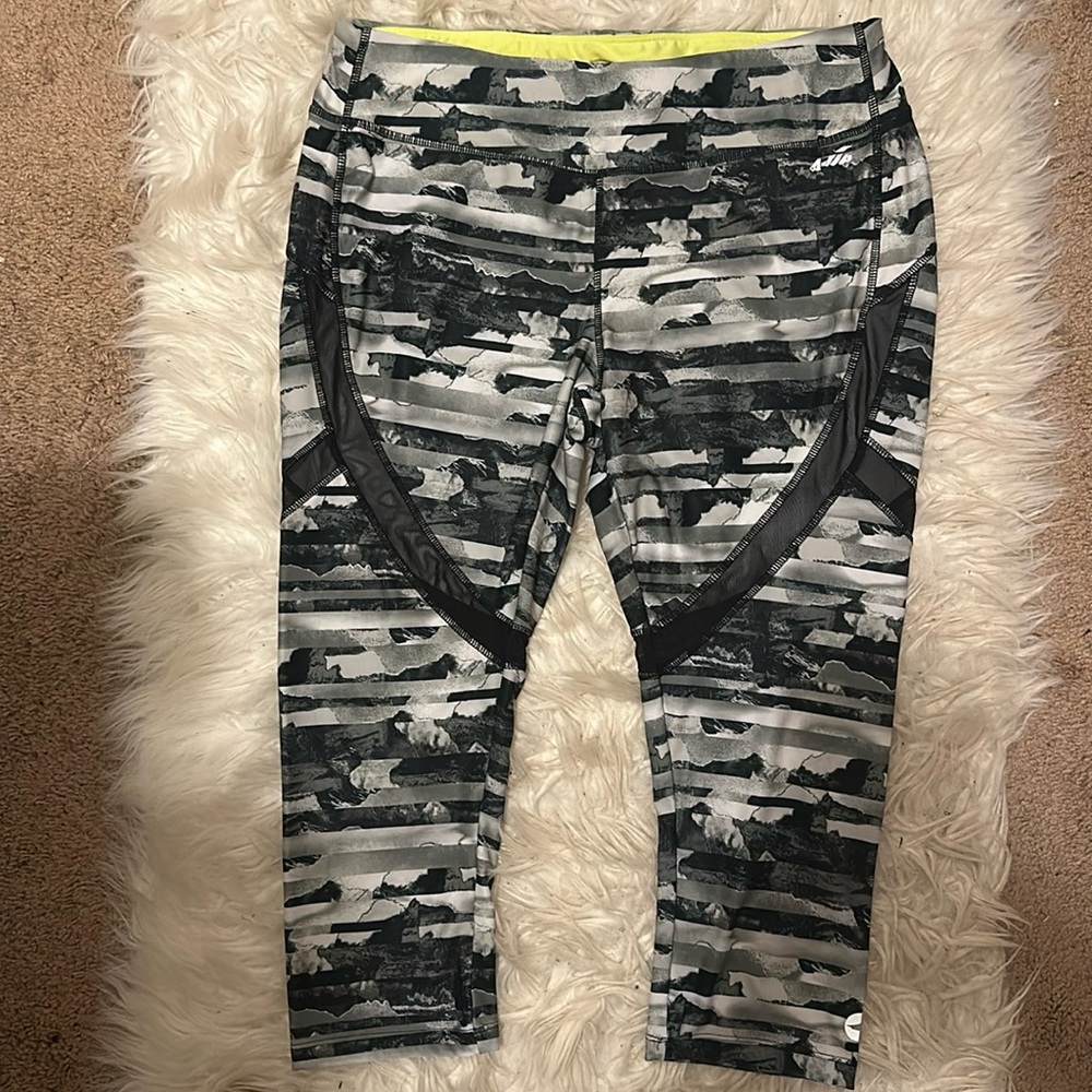AVIA Workout Capris